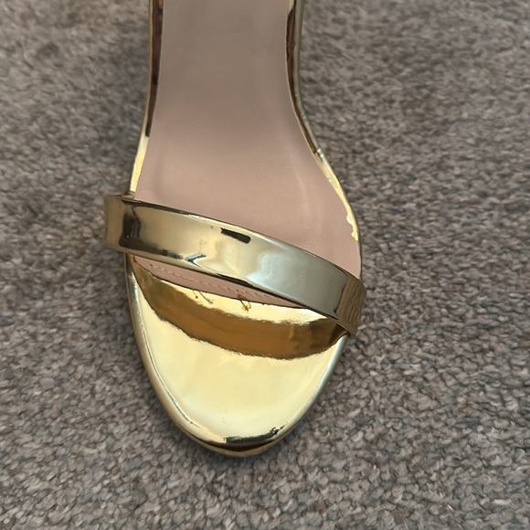 Brand new, shiny gold metallic heels with an ankle strap - Picture 4 of 4